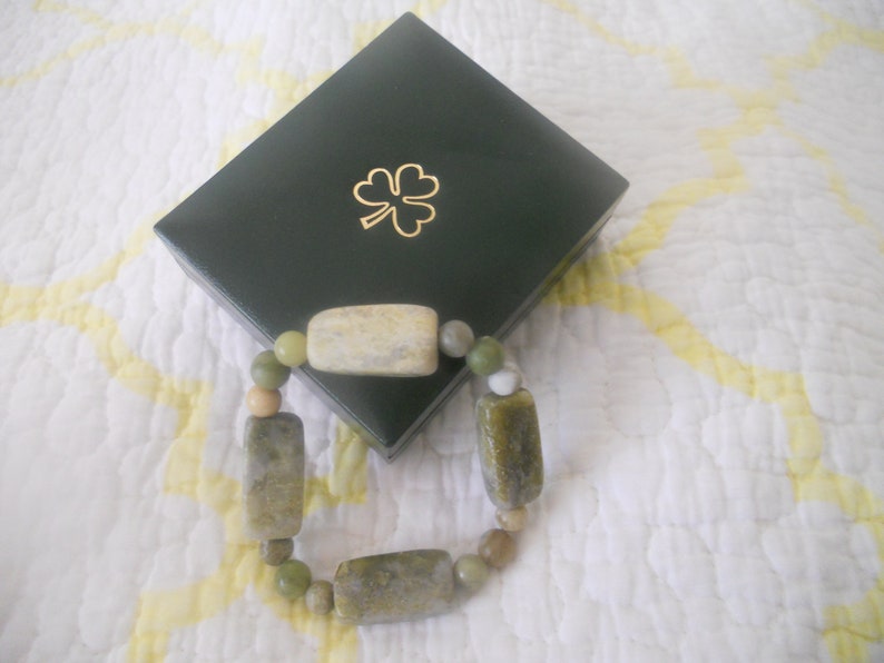 Irish Genuine Marble Bracelet with Original Green Box with Clover. Stretched Irish Bracelet. Jewelry. Gift for Her. Bild 5