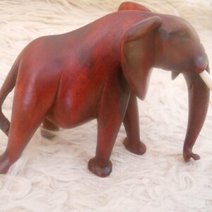 Vintage Hand Carved Brown Wooden Elephant. Fine Woodcarving. Wooden Sculpture Signed by the Artist .Animal Art Figurine. Bild 6