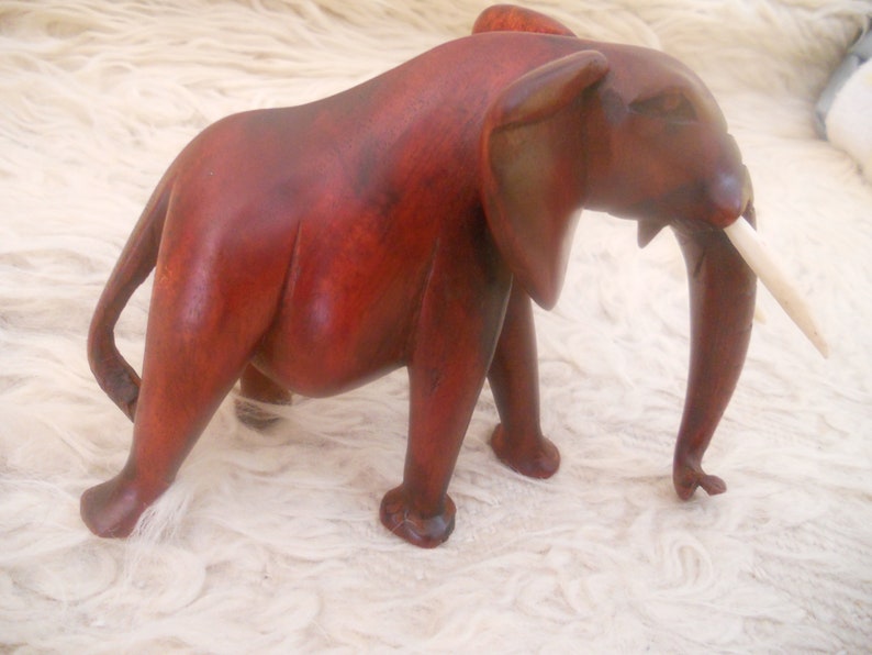 Vintage Hand Carved Brown Wooden Elephant. Fine Woodcarving. Wooden Sculpture Signed by the Artist .Animal Art Figurine. Bild 6