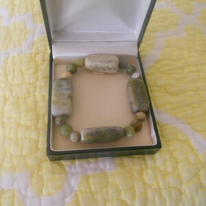 Irish Genuine Marble Bracelet with Original Green Box with Clover. Stretched Irish Bracelet. Jewelry. Gift for Her. Bild 6