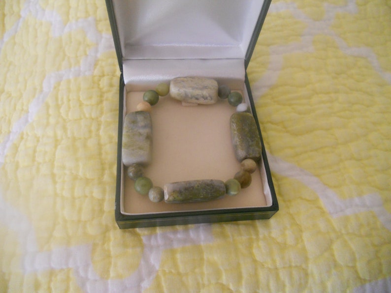 Irish Genuine Marble Bracelet with Original Green Box with Clover. Stretched Irish Bracelet. Jewelry. Gift for Her. Bild 6