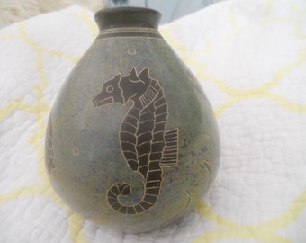 San Juan de Oriente Collectible Pot Signed by the Artist. Nicaraguan Pottery. Vintage  Scgraffito Pot with Sea Turtle and Sea Horse.