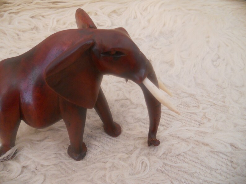 Vintage Hand Carved Brown Wooden Elephant. Fine Woodcarving. Wooden Sculpture Signed by the Artist .Animal Art Figurine. Bild 4