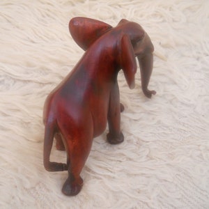 Vintage Hand Carved Brown Wooden Elephant. Fine Woodcarving. Wooden Sculpture Signed by the Artist .Animal Art Figurine. Bild 7