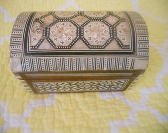 Vintage Wood & Mother of Pearl Inlaid Box.Vintage Jewelry Box.Moroccan Jewelry Box.Wooden Jewelry Box of Pearl.Trinket Box.