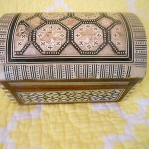 Vintage Wood & Mother of Pearl Inlaid Box.Vintage Jewelry Box.Moroccan Jewelry Box.Wooden Jewelry Box of Pearl.Trinket Box.