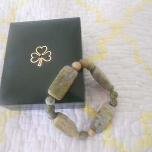 Irish Genuine Marble Bracelet with Original Green Box with Clover. Stretched Irish Bracelet. Jewelry. Gift for Her. Bild 3