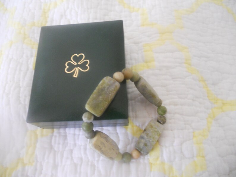 Irish Genuine Marble Bracelet with Original Green Box with Clover. Stretched Irish Bracelet. Jewelry. Gift for Her. Bild 3