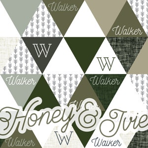 Könnte beinhalten: Ein grünes, weißes und braunes geometrisches Muster mit dem Text "Honey & Ivy" und "Walker", der sich über das gesamte Muster wiederholt. Der Buchstabe "W" ist ebenfalls im Muster enthalten.