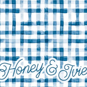 Puede incluir: Patrón de cuadros vichy azul y blanco estilo acuarela con el texto "Honey & Ivie". El diseño presenta una cuadrícula de pinceladas azules que se cruzan sobre un fondo blanco, creando una estética clásica y rústica.