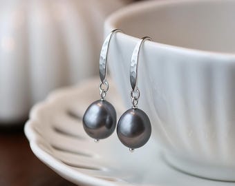 Pendientes colgantes de auténtica perla de agua dulce barroca gris con plata de ley 925 martillada.