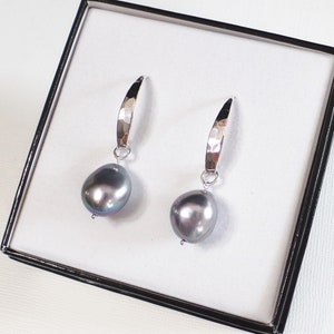 Gray baroque pearl dangle earrings, Christmas gift sterling silver pearl drop earrings, grey pearl earrings,hammered silver freshwater pearl