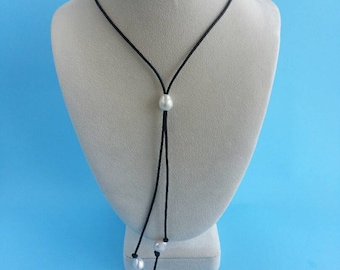 Collar de cuero con perlas de agua dulce barrocas