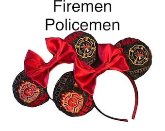 Könnte beinhalten: Haarband mit roter Satinschleife und schwarzen Stoffohren mit Feuerwehr-Motiv. Die Ohren haben einen schwarzen Hintergrund mit goldener Schrift und einem goldenen Feuerwehr-Emblem. Der Text auf den Ohren lautet "Brave", "Fire Dept", "Courage", "Rescue" und "Won't Back Down".