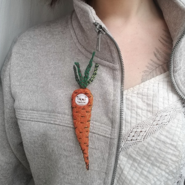 Broche à la main carotte, laine feutrée en argile polymère bijoux uniques, cadeau végétarien, potager jardinage éco