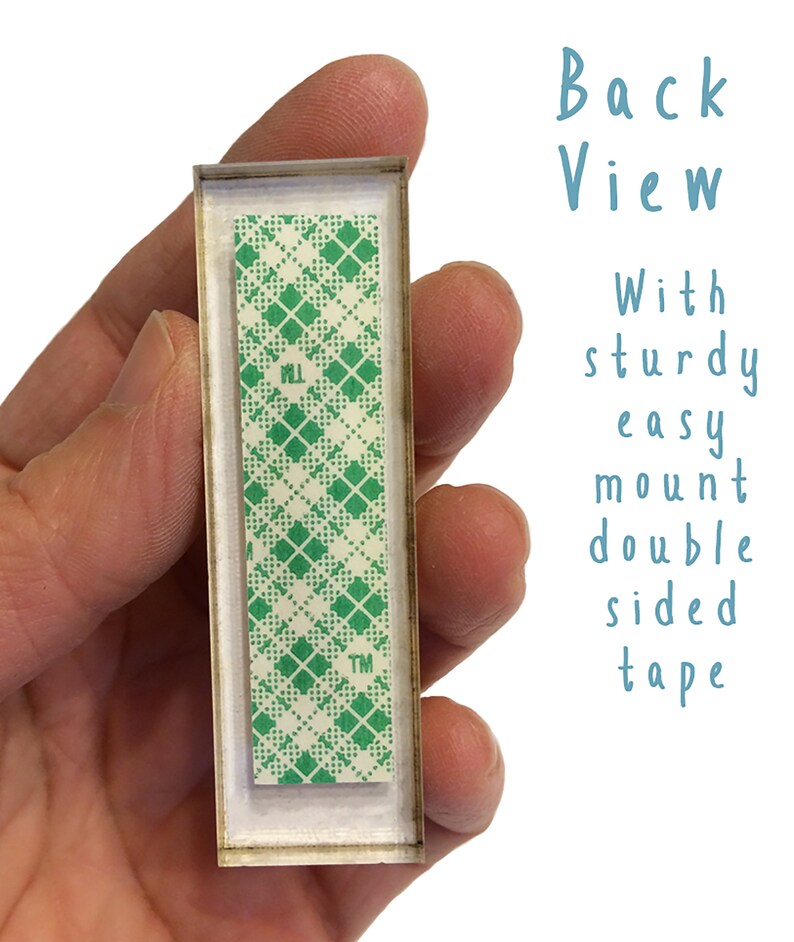 Peut inclure: Vue arri&egrave;re d'une enseigne rectangulaire avec un dos adh&eacute;sif &agrave; motif quadrill&eacute; vert et blanc. L'enseigne a une bordure blanche et le texte "TM" est visible dans le coin inf&eacute;rieur droit.