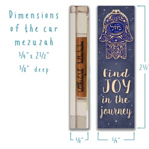 Peut inclure: Une mezuzah en forme de main de Hamsa bleue et dor&eacute;e avec le mot h&eacute;breu &laquo;&nbsp;Chai&nbsp;&raquo; et le texte &laquo;&nbsp;Find JOY in the journey&nbsp;&raquo;. La mezuzah mesure 6,35 cm de haut et 1,9 cm de large.
