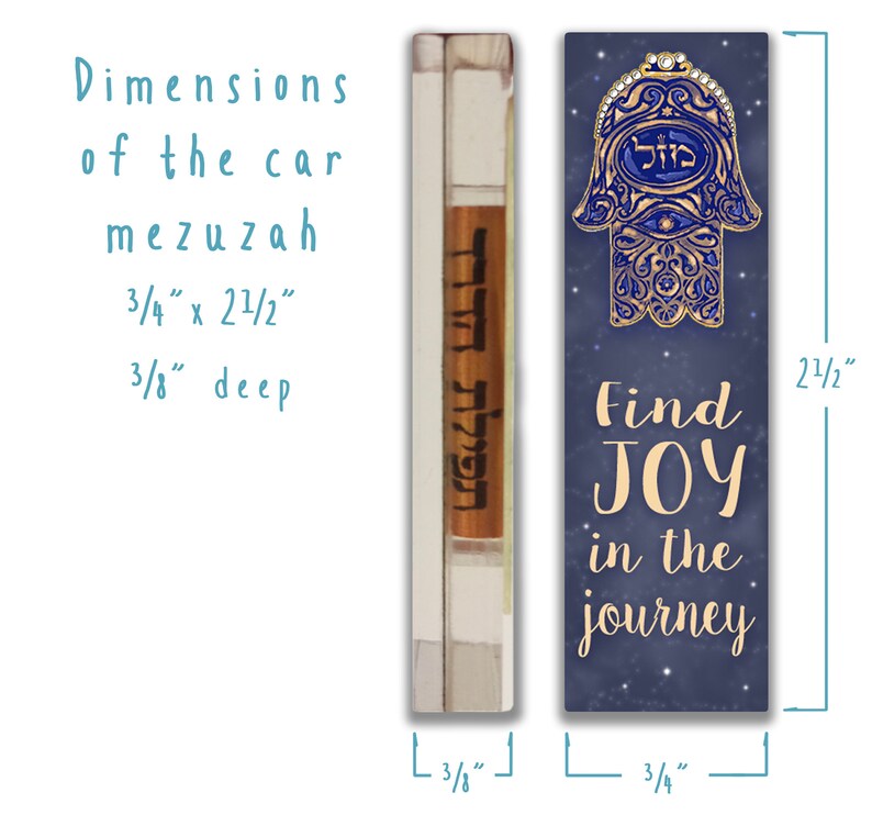 Peut inclure: Une mezuzah en forme de main de Hamsa bleue et dor&eacute;e avec le mot h&eacute;breu &laquo;&nbsp;Chai&nbsp;&raquo; et le texte &laquo;&nbsp;Find JOY in the journey&nbsp;&raquo;. La mezuzah mesure 6,35 cm de haut et 1,9 cm de large.
