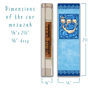 Peut inclure: Une mezuzah bleue et dor&eacute;e avec un motif d&eacute;coratif et la lettre h&eacute;bra&iuml;que Shin. La mezuzah mesure 6,35 cm de haut, 1,9 cm de large et 0,95 cm de profondeur. Le texte sur la mezuzah est "Tefilat HaDerech".