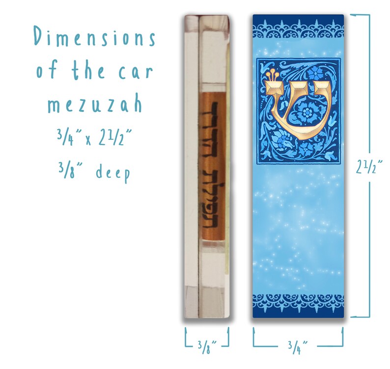 Peut inclure: Une mezuzah bleue et dor&eacute;e avec un motif d&eacute;coratif et la lettre h&eacute;bra&iuml;que Shin. La mezuzah mesure 6,35 cm de haut, 1,9 cm de large et 0,95 cm de profondeur. Le texte sur la mezuzah est "Tefilat HaDerech".