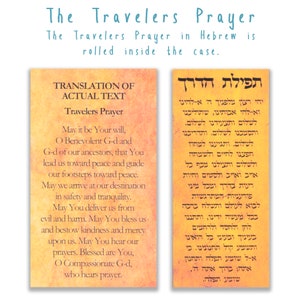 Puede incluir: Una tarjeta amarilla y naranja con el texto "The Travelers Prayer" en azul. La tarjeta tiene una oraci&oacute;n hebrea en un lado y una traducci&oacute;n al ingl&eacute;s en el otro. El texto en la tarjeta dice: "Que sea tu voluntad, Oh Dios ben&eacute;volo y Dios de nuestros antepasados, que nos gu&iacute;es hacia la paz y que gu&iacute;es nuestros pasos hacia la paz. Que lleguemos a nuestro destino con seguridad y tranquilidad. Que nos libres del mal y del da&ntilde;o. Que nos bendigas y nos concedas bondad y misericordia. Que escuches nuestras oraciones. Bendito seas t&uacute;, Oh Dios compasivo, que escuchas la oraci&oacute;n."