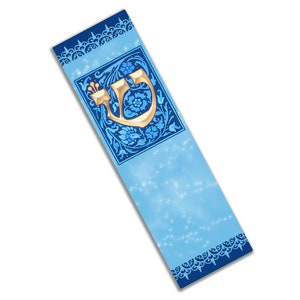 Peut inclure: Un marque-page bleu et or avec une lettre h&eacute;bra&iuml;que dans un cadre d&eacute;coratif. L'arri&egrave;re-plan est bleu clair avec un effet scintillant.