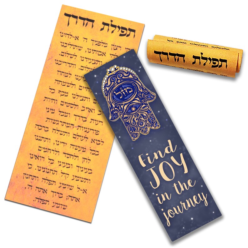 Peut inclure: Un marque-page bleu et or avec un motif de main de Hamsa et le texte "Find JOY in the journey". Le marque-page comprend &eacute;galement un petit rouleau avec du texte h&eacute;breu.