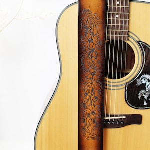 Gegraveerde leren gitaarband met westernbloem | Bloemenakoestische, elektrische of basgitaarcadeaus voor vrouwen | Gitaaraccessoires
