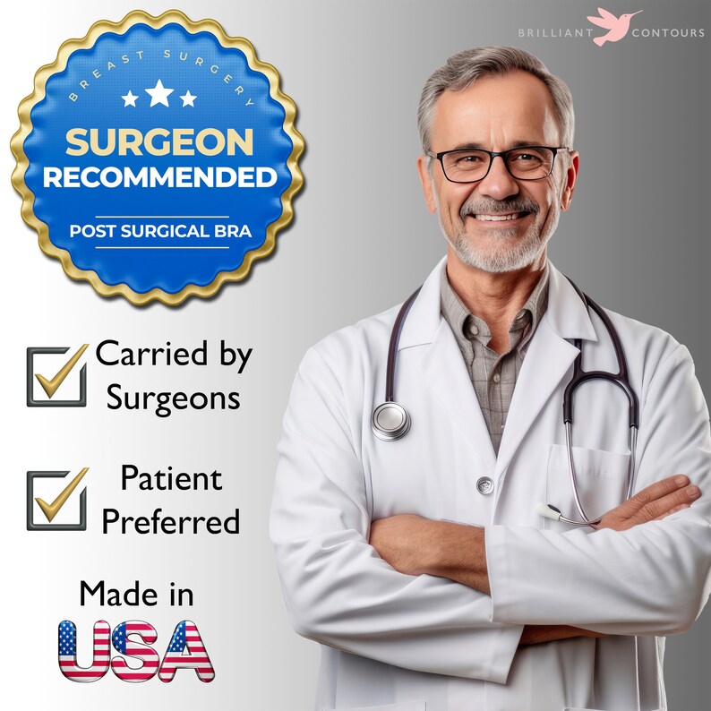 Puede incluir: Un sello azul y dorado con el texto "SURGEON RECOMMENDED" y "POST SURGICAL BRA". Una marca de verificaci&oacute;n blanca est&aacute; junto al texto "Carried by Surgeons" y "Patient Preferred". El texto "Made in USA" est&aacute; debajo de las marcas de verificaci&oacute;n. Un hombre sonriente con una bata blanca y un estetoscopio est&aacute; de pie a la derecha del sello.