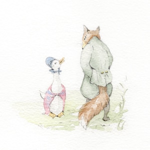 Könnte beinhalten: Eine Aquarell-Illustration eines Fuchses und einer Gans. Der Fuchs trägt einen grünen Mantel und hat einen buschigen Schwanz. Die Gans trägt einen blauen Hut und ein rot-weißes Kleid. Der Hintergrund ist hellgrün.