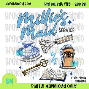 Pu&ograve; includere: File PNG digitale con il testo "Millie's Maid Service" in blu. Il design include una tazza da t&egrave;, un piumino, una chiave, un libro aperto e una serratura con un occhio. Il testo "Digital Download Only" &egrave; in basso.