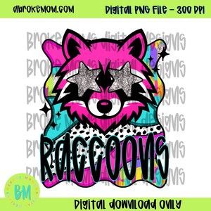 Puede incluir: Un archivo PNG digital con un mapache estilizado con ojos en forma de estrella. El mapache es principalmente rosa y negro, con un fondo colorido y la palabra "RACCOONS" en negrita. El texto "Digital download only" está incluido.