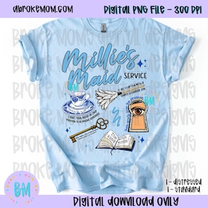 Pu&ograve; includere: Maglietta azzurra con la scritta "Millie's Maid Service" e varie illustrazioni, tra cui una tazza da t&egrave; e una chiave. Il design presenta anche la scritta "Digital Download Only".