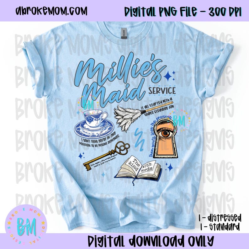 Pu&ograve; includere: Maglietta azzurra con la scritta "Millie's Maid Service" e varie illustrazioni, tra cui una tazza da t&egrave; e una chiave. Il design presenta anche la scritta "Digital Download Only".
