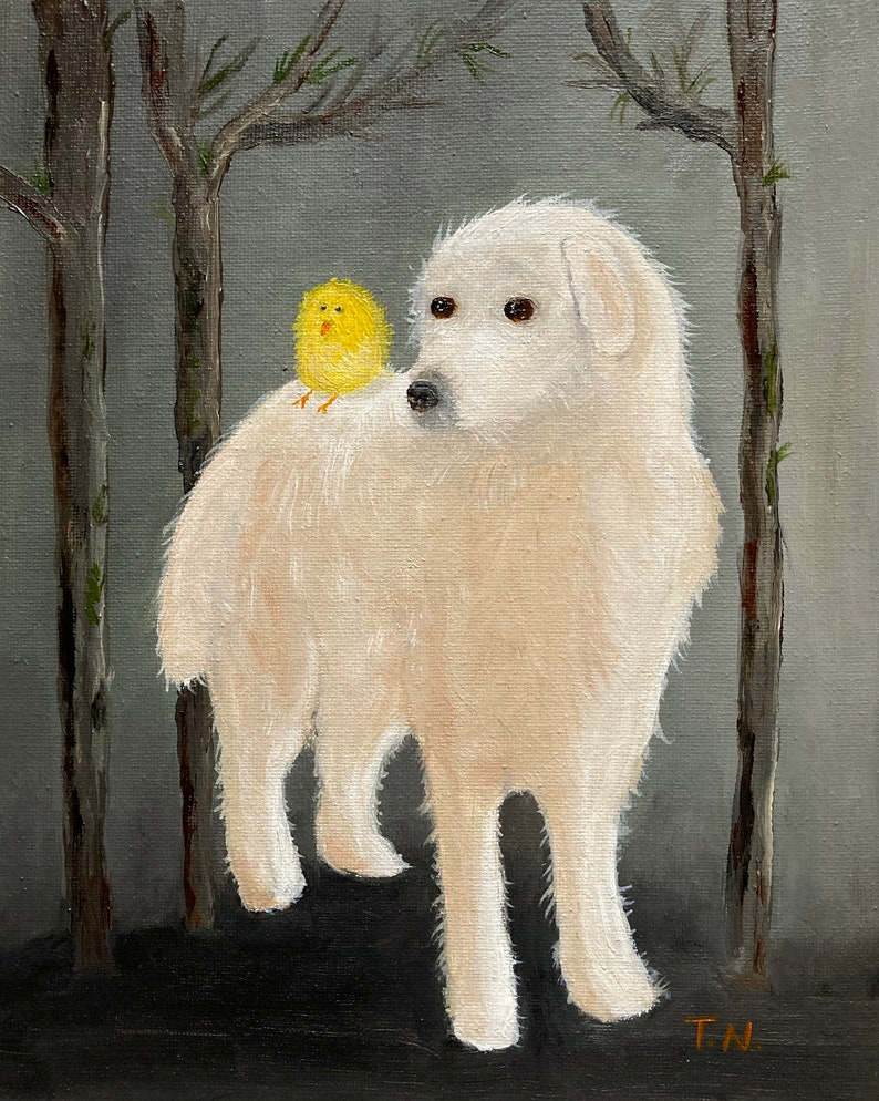 Puede incluir: Un perro blanco con un pollito amarillo posado en su espalda, de pie en un entorno de bosque. El perro tiene ojos marrones y un pelaje esponjoso. El pollito est&aacute; mirando al espectador con el pico abierto.