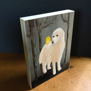 Puede incluir: Un perro blanco con un pollito amarillo posado en su espalda, pintado en un estilo realista. El perro y el pollito est&aacute;n de pie en un entorno de bosque con &aacute;rboles en el fondo. La pintura est&aacute; firmada "TM" en la esquina inferior derecha.