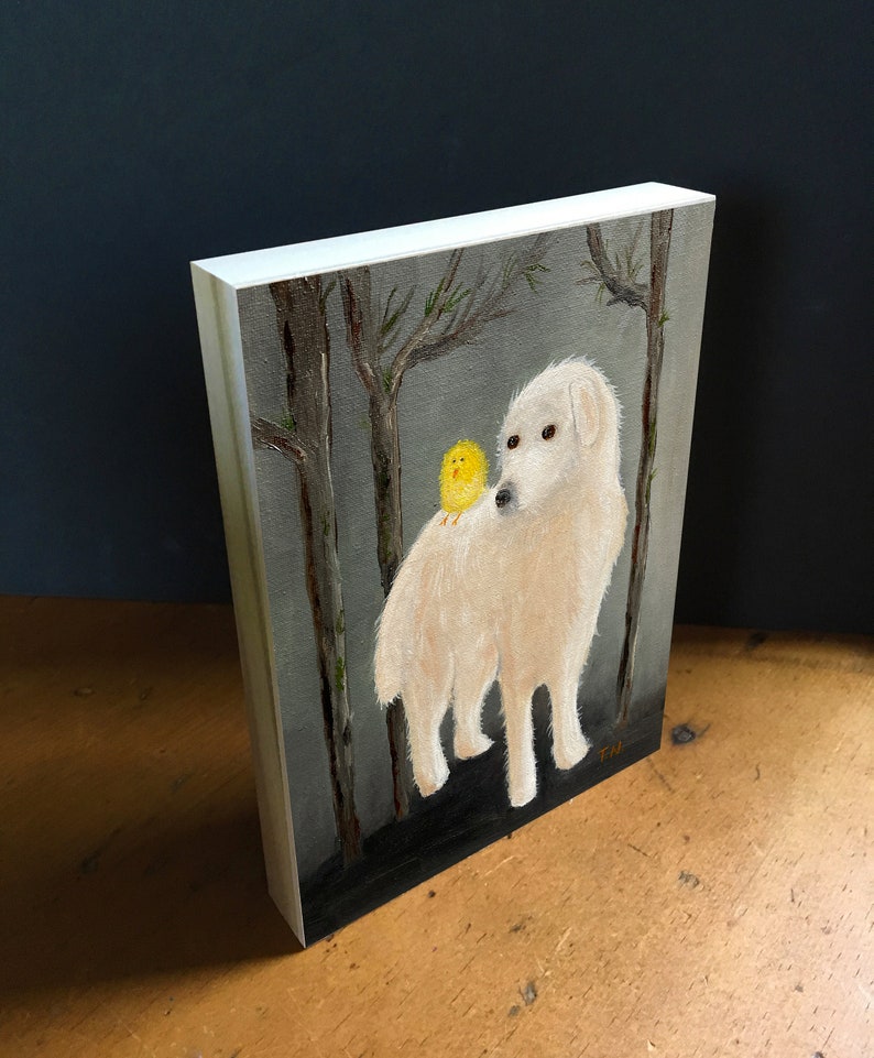Puede incluir: Un perro blanco con un pollito amarillo posado en su espalda, pintado en un estilo realista. El perro y el pollito est&aacute;n de pie en un entorno de bosque con &aacute;rboles en el fondo. La pintura est&aacute; firmada "TM" en la esquina inferior derecha.