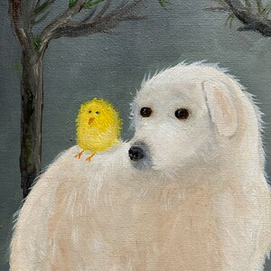 Puede incluir: Un perro blanco y esponjoso con un peque&ntilde;o pollito amarillo posado en su espalda. El perro mira hacia la derecha del marco, mientras que el pollito mira hacia adelante. El fondo es gris claro con una rama de &aacute;rbol en la esquina superior izquierda.