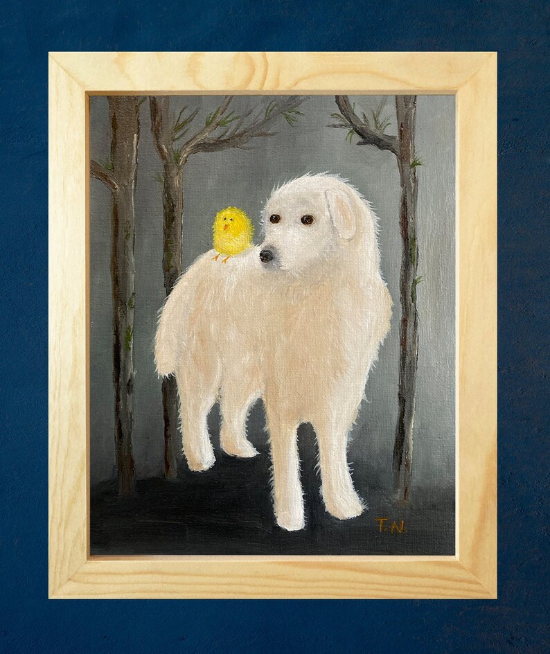 Puede incluir: Una pintura enmarcada de un perro blanco con un peque&ntilde;o pollito amarillo posado en su espalda. El perro est&aacute; de pie en un entorno de bosque con &aacute;rboles en el fondo. La pintura est&aacute; firmada "TN" en la esquina inferior derecha.
