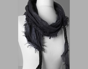 Bufanda distópica postapocalíptica de Wasteland. Bufanda rota. Bufanda de lino desgastada. Ropa de vanguardia.