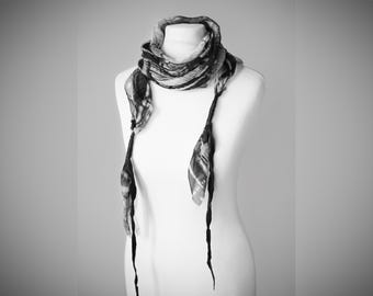 Avantgardistisches Tuch aus Seidenchiffon mit Leder-Elementen. Abstraktes Seidentuch. Avantgarde Kleidung