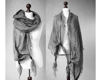 Bufanda vanguardista. Bufanda de lino desgastado con flecos: Chal postapocalíptico. Ropa vanguardista.