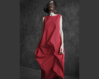 Vestido largo drapeado asimétrico. Ropa de vanguardia.