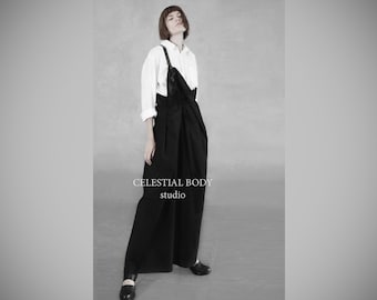 Falda negra de vanguardia japonesa con un solo tirante de cuero