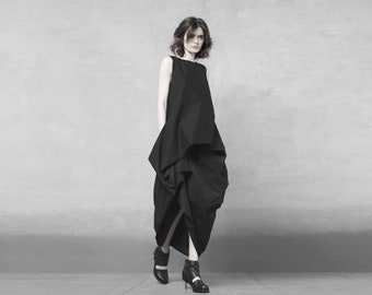 Avantgardistisches Kleid. Schwarzes Asymmetrisches Maxikleid. Avantgarde Kleidung
