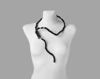 Avant-gardeketting.  Bijzonder extravagante ketting. Geometrische asymmetrische 3D-ketting. Futuristische ketting. Kubusketting in Torc-stijl