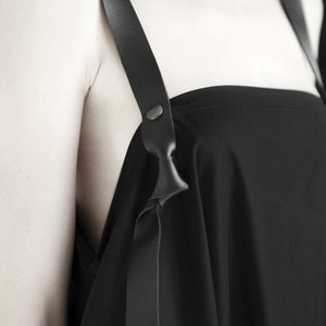 Vestido vanguardista. Vestido pichi negro. Vestido deconstruido. Ropa vanguardista. imagen 2