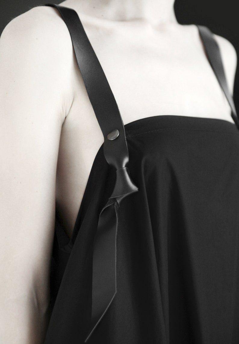 Vestido vanguardista. Vestido pichi negro. Vestido deconstruido. Ropa vanguardista. imagen 2