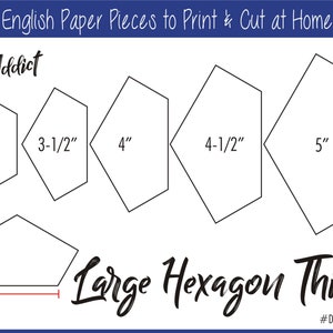 Może przedstawiać: Drukowany wzór pięciu różnych rozmiarów sześciokątów, od 7,6 cm do 12,7 cm. Wzór jest oznaczony jako "Duże Trzecie Sześciokątów" i zawiera hashtag "#DLHexThird3-5".
