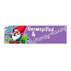Op de afbeelding: Een cartoon-gnome met een rode muts en een witte baard rookt een pijp. De gnome zit op een groen blad tegen een paarse achtergrond. De tekst "Gnomepilled & Whimsy-maxing" staat in wit op de paarse achtergrond.